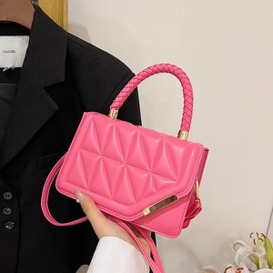 Sac à main matelassé rose pour femme avec poignée tressée et détails dorés chic