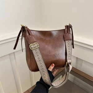 Sac à bandoulière vintage en similicuir marron avec large sangle géométrique