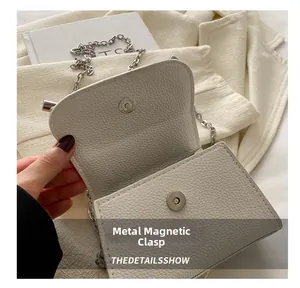 Détail d'un sac en cuir gris montrant le fermoir magnétique en métal argenté brillant