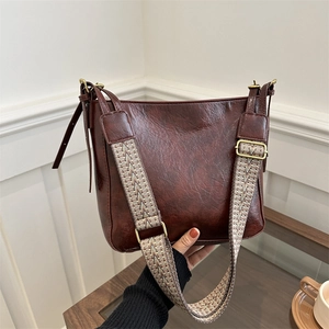 Sac fourre-tout rétro en cuir marron brillant avec bandoulière tissée et boucles dorées