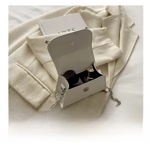 Vue intérieure du mini sac blanc montrant l'espace pour rouge à lèvres et accessoires