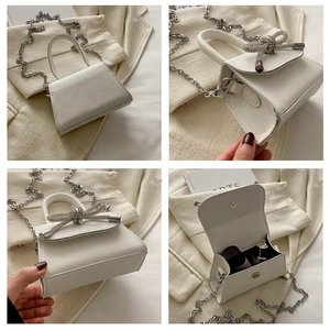 Détails du mini sac blanc à nœud avec bandoulière chaîne et fermeture magnétique