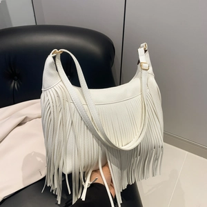 Sac bandoulière en cuir litchi blanc avec de longues franges et bandoulière réglable