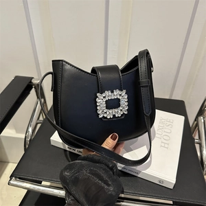 Sac à bandoulière demi-lune noir chic avec une boucle en strass oversize brillante