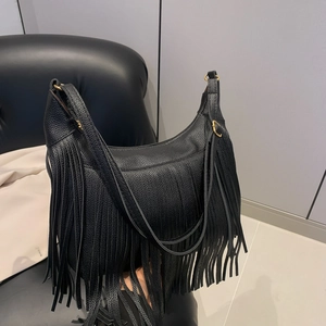Sac hobo minimaliste en cuir noir à longues franges avec des finitions en métal doré