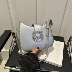 Sac hobo argenté chic avec boucle en strass étincelants pour un style de soirée élégant