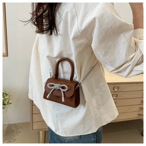 Mini sac bandoulière marron avec nœud en strass et détails de fine chaîne métallique
