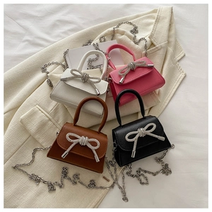 Mini sacs bandoulière en quatre couleurs avec nœud en cristal sur cuir grainé litchi
