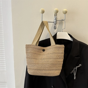 Grand sac cabas tressé avec large bandoulière et fermeture à bouton pour le printemps