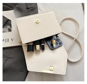Vue intérieure montrant la grande capacité du sac à bandoulière blanc crème pour objets