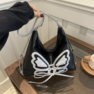 Sac à bandoulière en cuir noir avec papillon argenté et détails de cordon de serrage