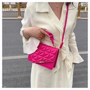 Vue détaillée du sac matelassé rose vif doté d'une boucle en métal doré élégante