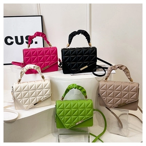 Vue détaillée de sacs bandoulière matelassés en cinq couleurs avec poignée plissée