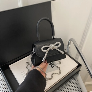 Mini sac à main chic en cuir noir avec un nœud en strass brillant et bandoulière chaîne