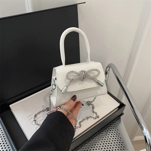 Sac à main blanc élégant avec nœud en strass et bandoulière en chaîne argentée