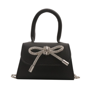 Sac à main chic noir grainé avec un nœud décoratif étincelant en strass argentés