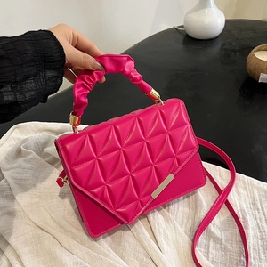 Sac bandoulière rose fuchsia chic avec poignée froncée, matelassé et détails dorés