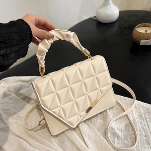 Sac à main crème à losanges matelassés avec poignée plissée et bandoulière pour femmes