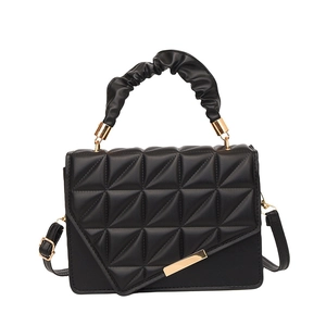 Sac à main matelassé noir à poignée plissée et détails dorés, style tendance 2024