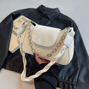 Sac à bandoulière crème chic avec chaîne argentée florale et design minimaliste élégant