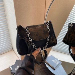 Sac à bandoulière noir vintage avec chaîne en métal fleuri et large sangle chic