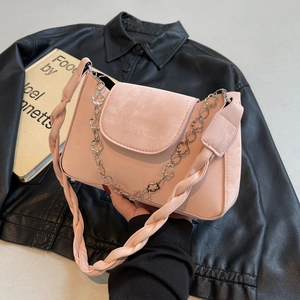 Sac bandoulière rose en daim avec chaîne florale et gaufrage de marque épuré