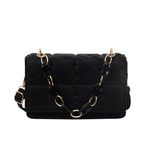 Sac bandoulière matelassé noir chic avec chaîne dorée et large bandoulière