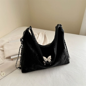 Sac à épaule rétro noir avec détail de papillon blanc et bandoulière en chaîne argent