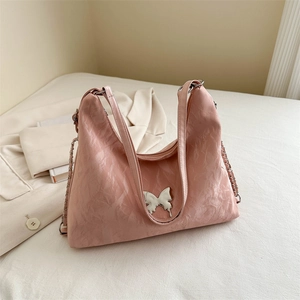 Sac seau rose texturé avec pendentif papillon et bandoulière en chaîne pour femme