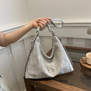 Sac hobo plissé argenté avec boucle papillon métallique et bandoulière chaîne
