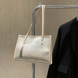 Elegant Chinese style tote bag with floral embroidery and green silk tassel decoration
