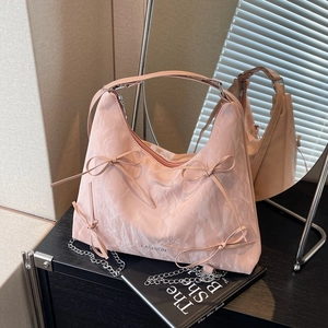 Sac à bandoulière rose à nœuds et texture marbre avec chaîne métallique et poignée