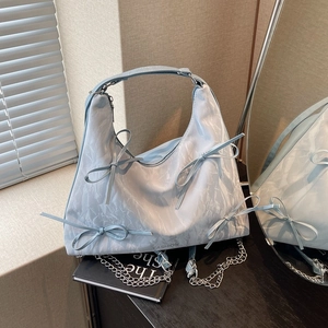 Sac à bandoulière bleu clair plissé avec nœuds décoratifs et chaîne argentée femme