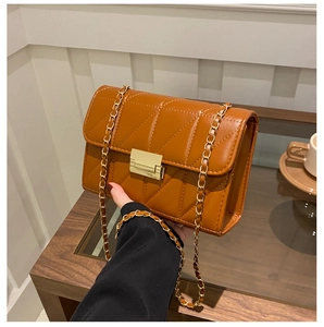 Détail d'un sac à main matelassé marron caramel en cuir PU avec boucle dorée et bandoulière
