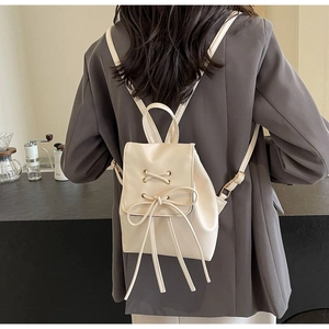 Mini sac à dos chic en cuir crème pour femmes avec détails de nœuds et fines bretelles