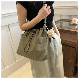 Borsa a tracolla in nylon verde oliva con coulisse e ciondolo a tazza di caffè morbido