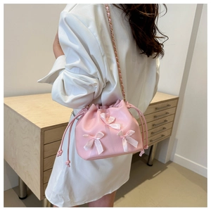 Sac seau rose à cordon avec nœuds en satin et bandoulière en chaîne de cuir élégante