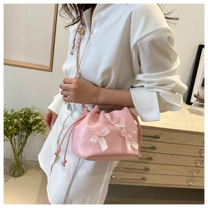 Sac seau rose à cordon avec nœuds en soie et bandoulière en chaîne métallique