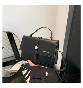 Détail du sac bandoulière noir avec finitions dorées et lettrage Fashion Bags