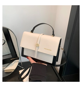 Détail du sac bandoulière aux couleurs bonbon avec fermoir en métal doré élégant