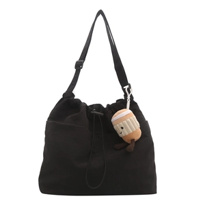 Grande borsa a secchiello in tela nera con coulisse, tracolla regolabile e ciondolo peluche