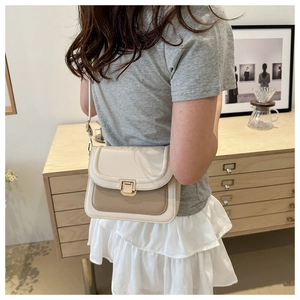 Détail du sac bandoulière chic en patchwork avec fermoir doré élégant et cuir mat doux