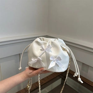 Sac seau blanc à cordon avec nœuds en satin et bandoulière chaîne dorée pour femme