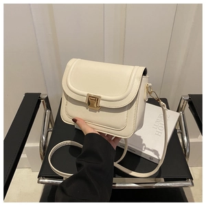 Détail du sac à bandoulière en cuir PU blanc crème avec boucle en métal doré et couture