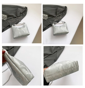 Dettagli della borsa hobo argento con manico di perle e tracolla a catena