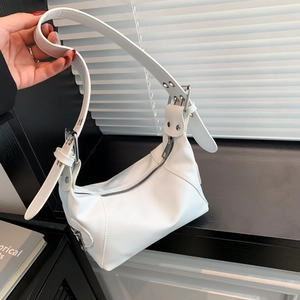 Weiße Halbmond-Schultertasche aus Kunstleder mit silbernen Ösenriemen und Schnallendetails