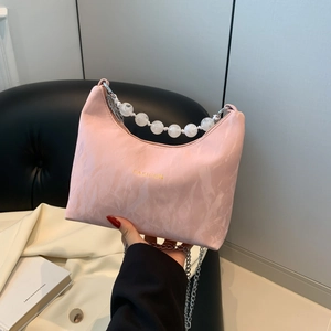 Borsa rosa effetto marmo con manico di perle, tracolla a catena e logo dorato