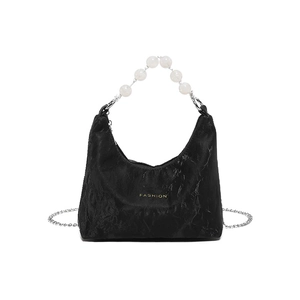 Borsa a spalla nera increspata con manico di perle e logo con scritta dorata