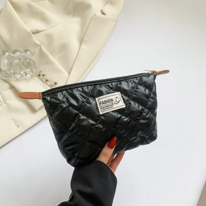 Pochette noire chic matelassée à motif de losanges et fermeture éclair pour la mode