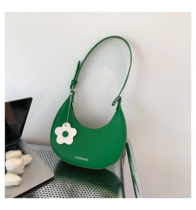 Borsa a spalla a mezzaluna verde con ciondolo a fiore bianco e stampa JIASHIQING